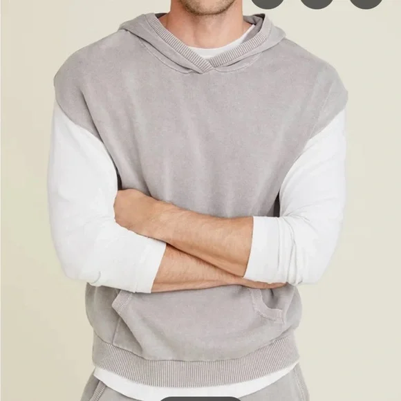 Barefoot Dreams Men's Sleeveless Hooded Pullover in Black - Picture 1 of 6